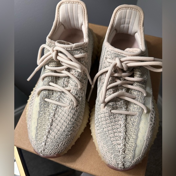 adidas Yeezy Boost 350 V2 | Citrin (Non-Reflective) - Picture 5 of 9